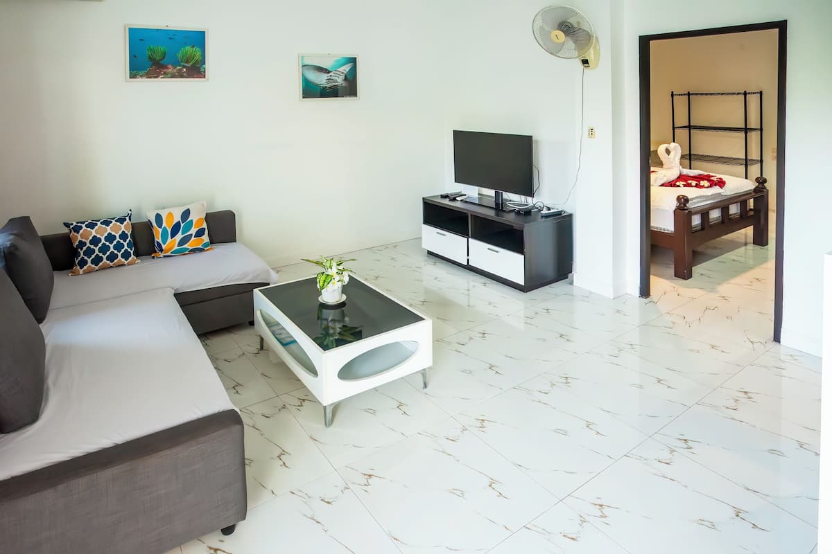 Deluxe Triple Room with View | Wohnbereich | 40-Zoll-Flachbildfernseher mit Kabelempfang, Fernseher