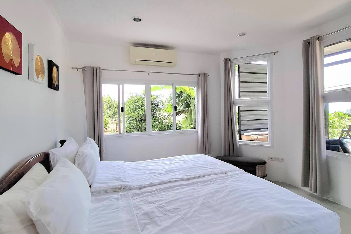 Quadruple Room with Sea View | Minibar (free items), in-room safe, desk, blackout drapes