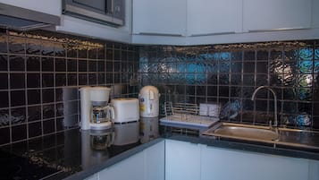 Quadruple Room with Sea View | Cocina privada | Refrigerador, microondas, parrilla de estufa y cafetera y tetera