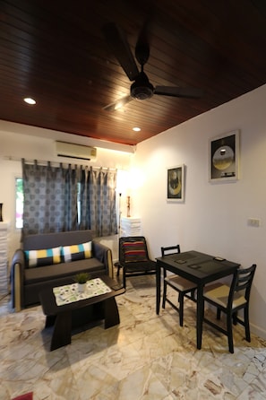 Deluxe Triple Room with Sea View | Living area