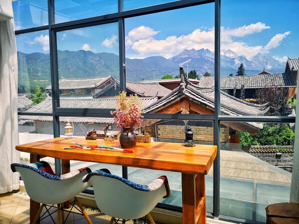 Escritorio, sistema de insonorización y camas plegables/adicionales