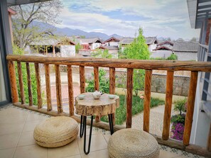 Escritorio, sistema de insonorización y camas plegables/adicionales