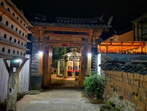 Property entrance - Baisha Flamingo Hotel (Lijiang)