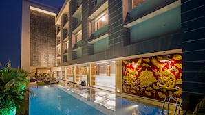 Outdoor pool - Hotel Saffron Crest (Jalpaiguri)
