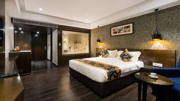 Executive Double Room, 1 King Bed | 1 bedroom, minibar, in-room safe, desk