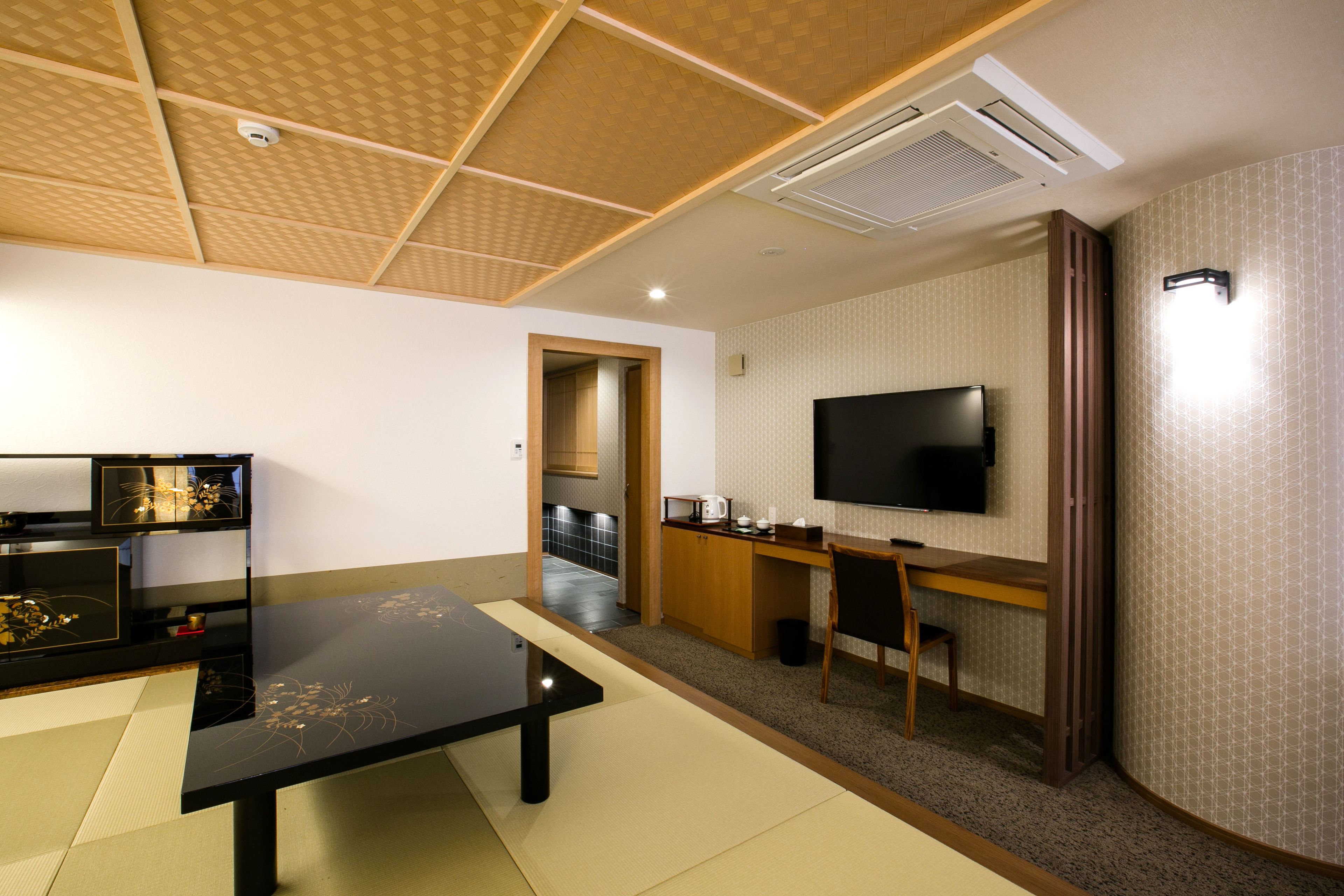 Suite Room | Living area | 47-inch flat-screen TV with cable channels, TV
