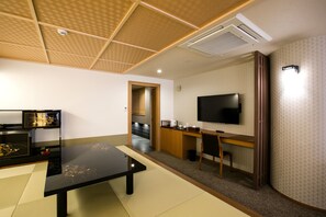 Suite Room | Living area | 47-inch flat-screen TV with cable channels, TV - Kyoto Kamanza Hotel (Kyoto)
