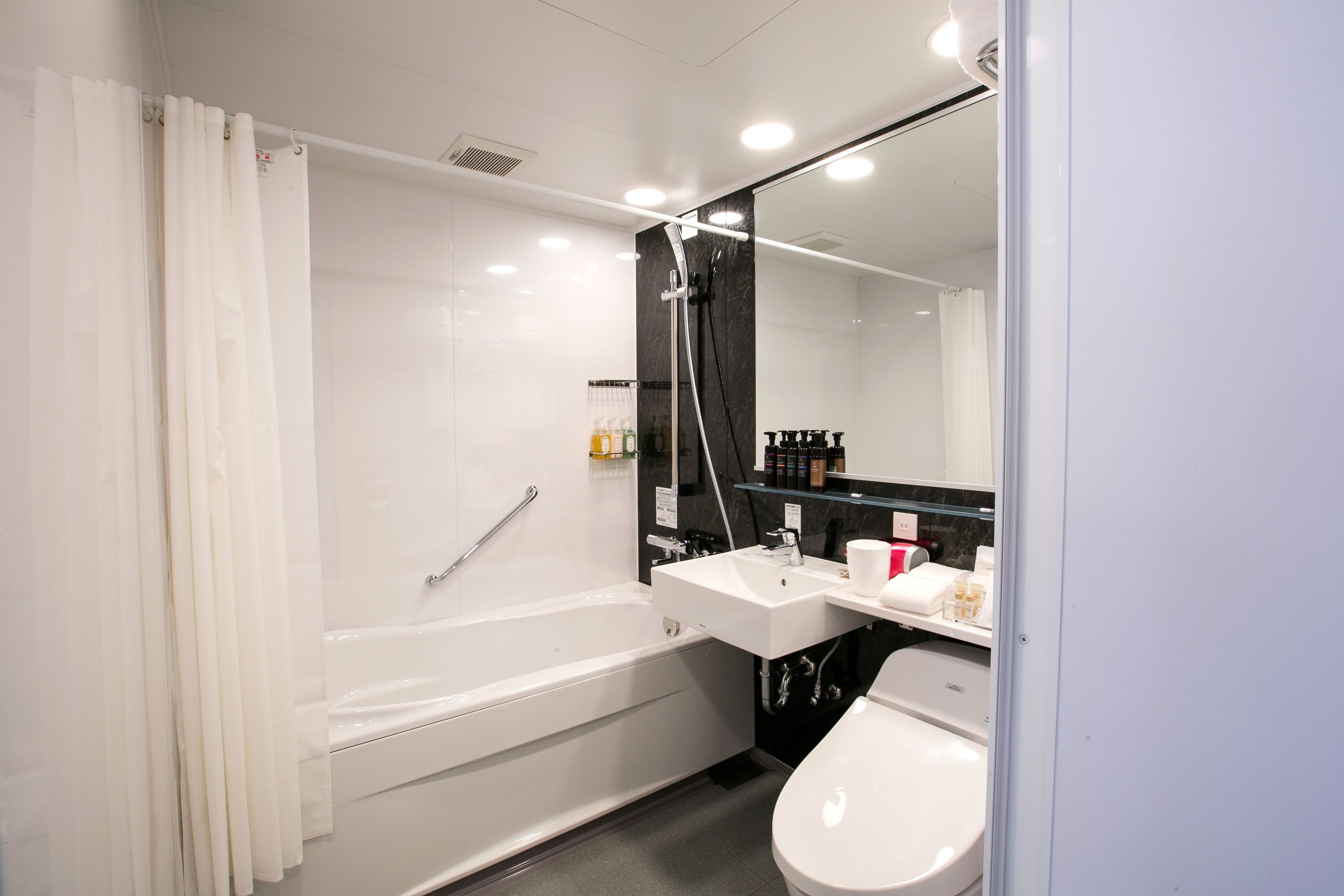 deluxe double room | bathroom | free toiletries, slippers, electronic bidet, towels
