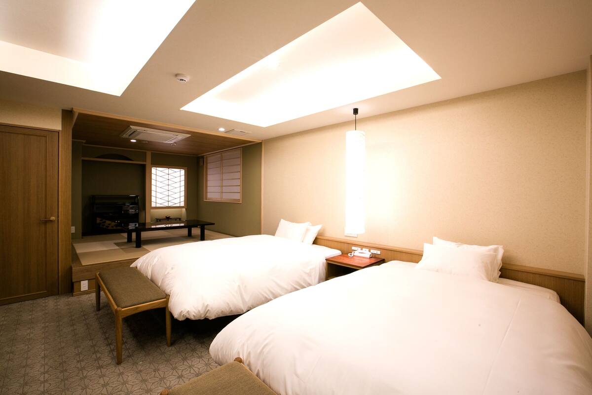 Habitación cuádruple junior (Junior Suite Room) | Ropa de cama de alta calidad y edredones de plumas