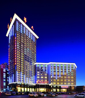Front of property – evening/night - Changchun Huatian Hotel (Changchun)