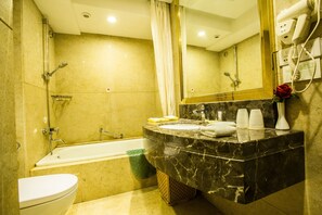 Deluxe Double or Twin Room | Bathroom - Changchun Huatian Hotel (Changchun)