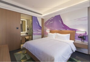 Business Double Room | Minibar, desk, blackout drapes, iron/ironing board - Hampton by Hilton Taiyuan Jinyang (Taiyuan)