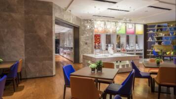 Daily buffet breakfast (CNY 88.00 per person)