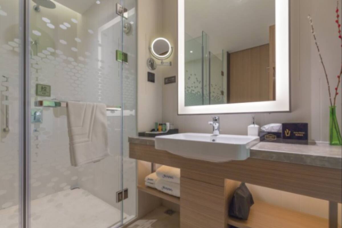 Minibar, escritorio, cortinas opacas y tabla de planchar con plancha
