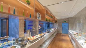 Daily buffet breakfast (CNY 88.00 per person)