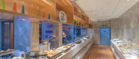 Daily buffet breakfast (CNY 88.00 per person)