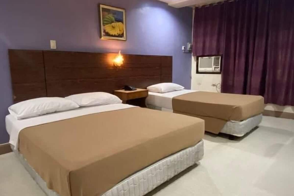 Deluxe Triple Room | Desk, free WiFi, bed sheets