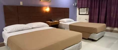 Habitación triple Deluxe | Escritorio, wifi gratis y ropa de cama