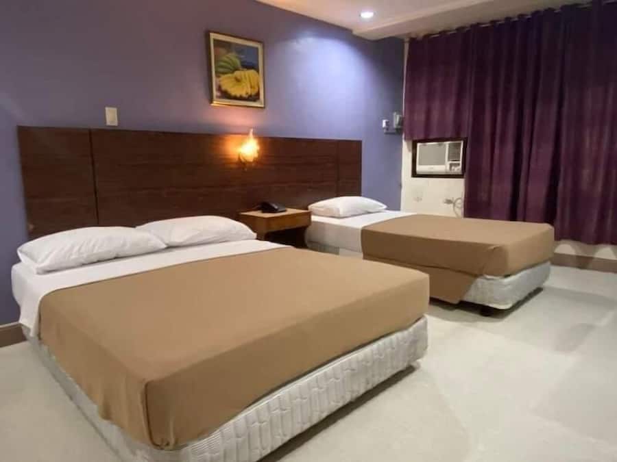 Deluxe Triple Room | Desk, free WiFi, bed sheets