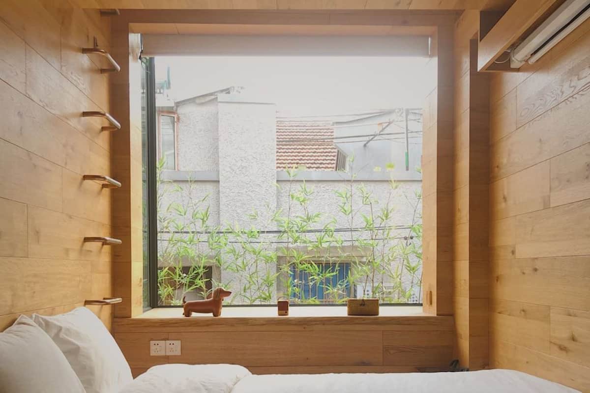 Desk, blackout curtains, free WiFi