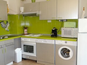 Micro-ondes, four, lave-vaisselle, cafetière/bouilloire