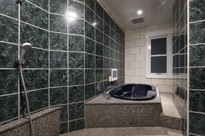 Chambre Double, 1 très grand lit, fumeurs | Salle de bain | Baignoire et douche séparées, baignoire relaxante profonde