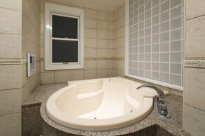 Quarto casal standard, 1 cama King, para não fumantes | Banheiro | Banheira e chuveiro separados, banheira de imersão