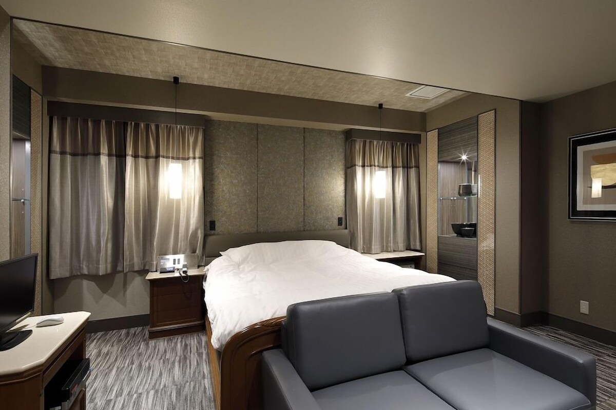 Minibar, desk, soundproofing, free WiFi