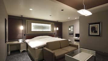 Standard Double Room | Minibar, individually decorated, individually furnished, desk