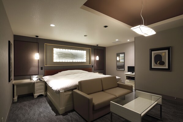 Standard Double Room | Minibar, individually decorated, individually furnished, desk