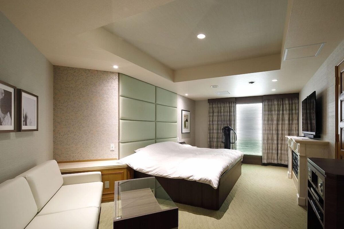 Minibar, desk, soundproofing, free WiFi
