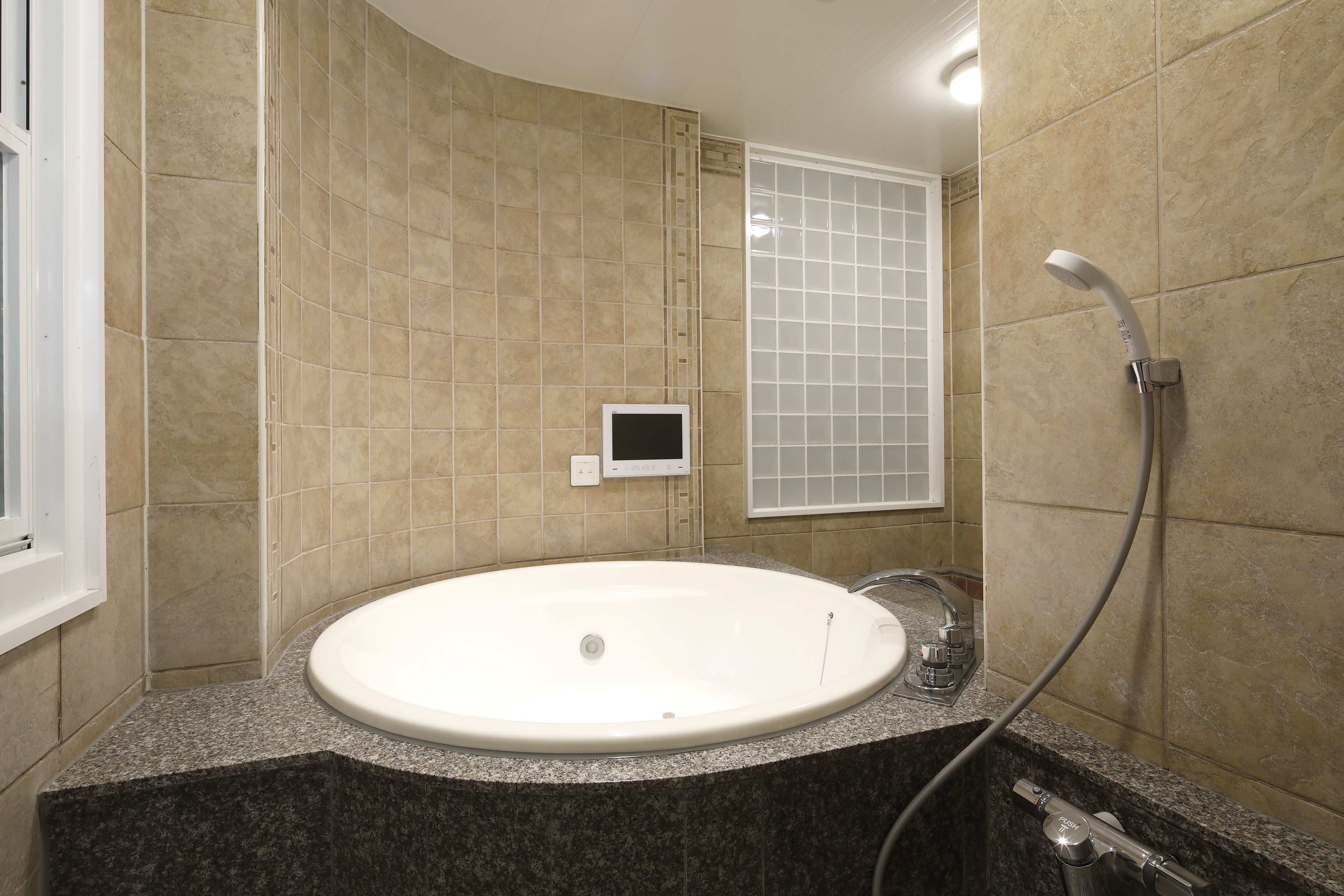 Badewanne und Dusche (separat), Komfortbadewanne