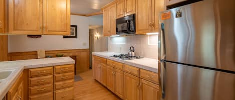 Køleskab, mikrobølgeovn, ovn, kogeplade