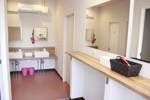 Standaard slaapzaal, alleen vrouwen, niet-roken | Badkamer | Gratis toiletartikelen, een haardroger, pantoffels
