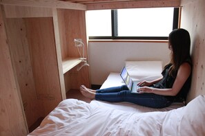 Schreibtisch, Verdunkelungsvorhänge, Bügeleisen/Bügelbrett