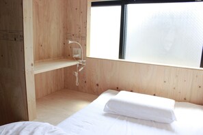 Escritorio, cortinas blackout y tabla de planchar con plancha 