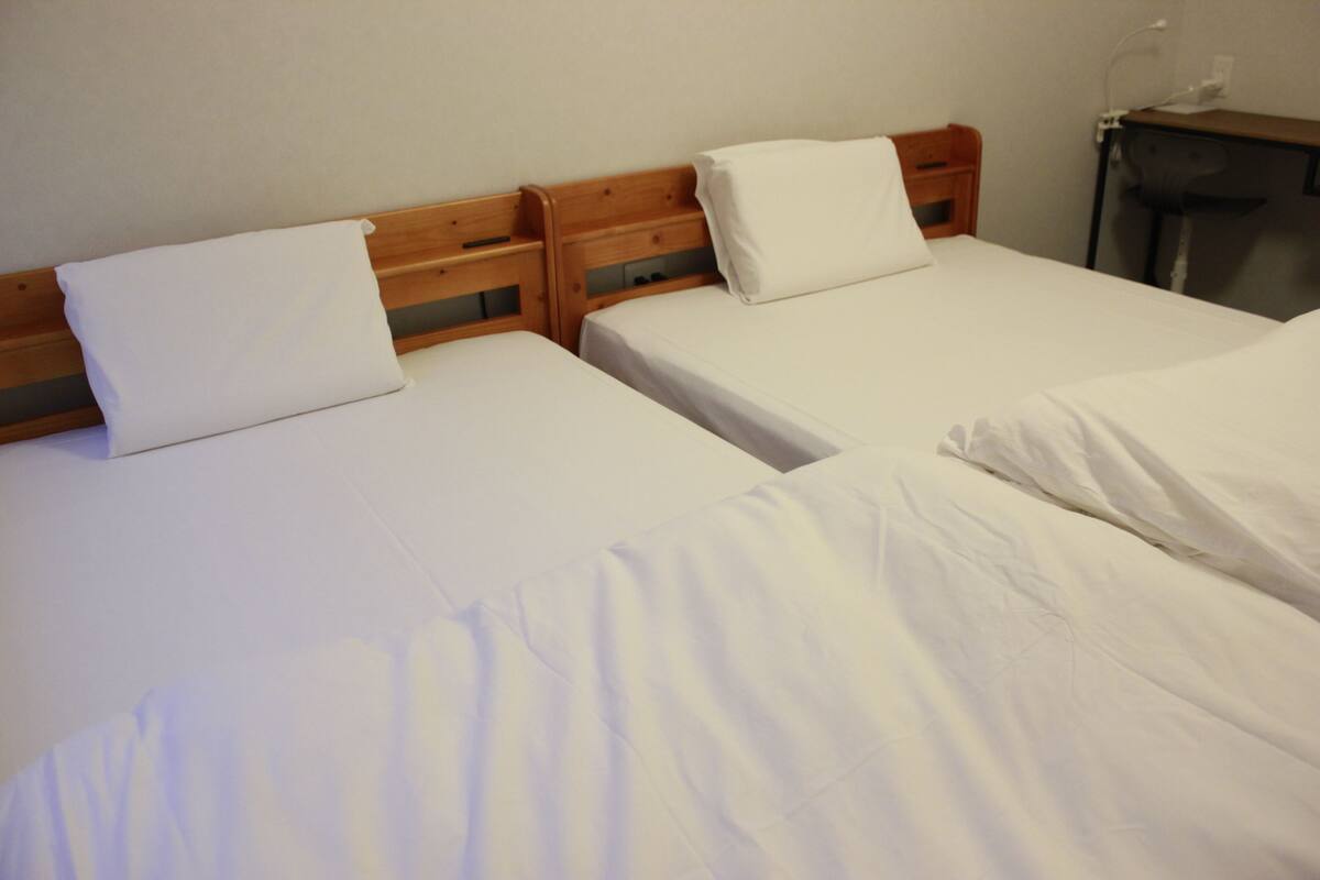 Twin Room, Non Smoking | Desk, blackout drapes, iron/ironing board (on request), WiFi (free)