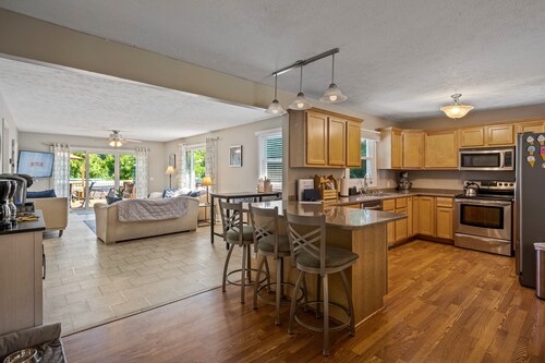 HUGE Yard: Pet-Friendly•Playground•HotTub•FirePit & More! ★ HandicapAccessible