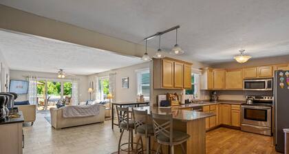 HUGE Yard: Pet-Friendly•Playground•HotTub•FirePit & More! ★ HandicapAccessible