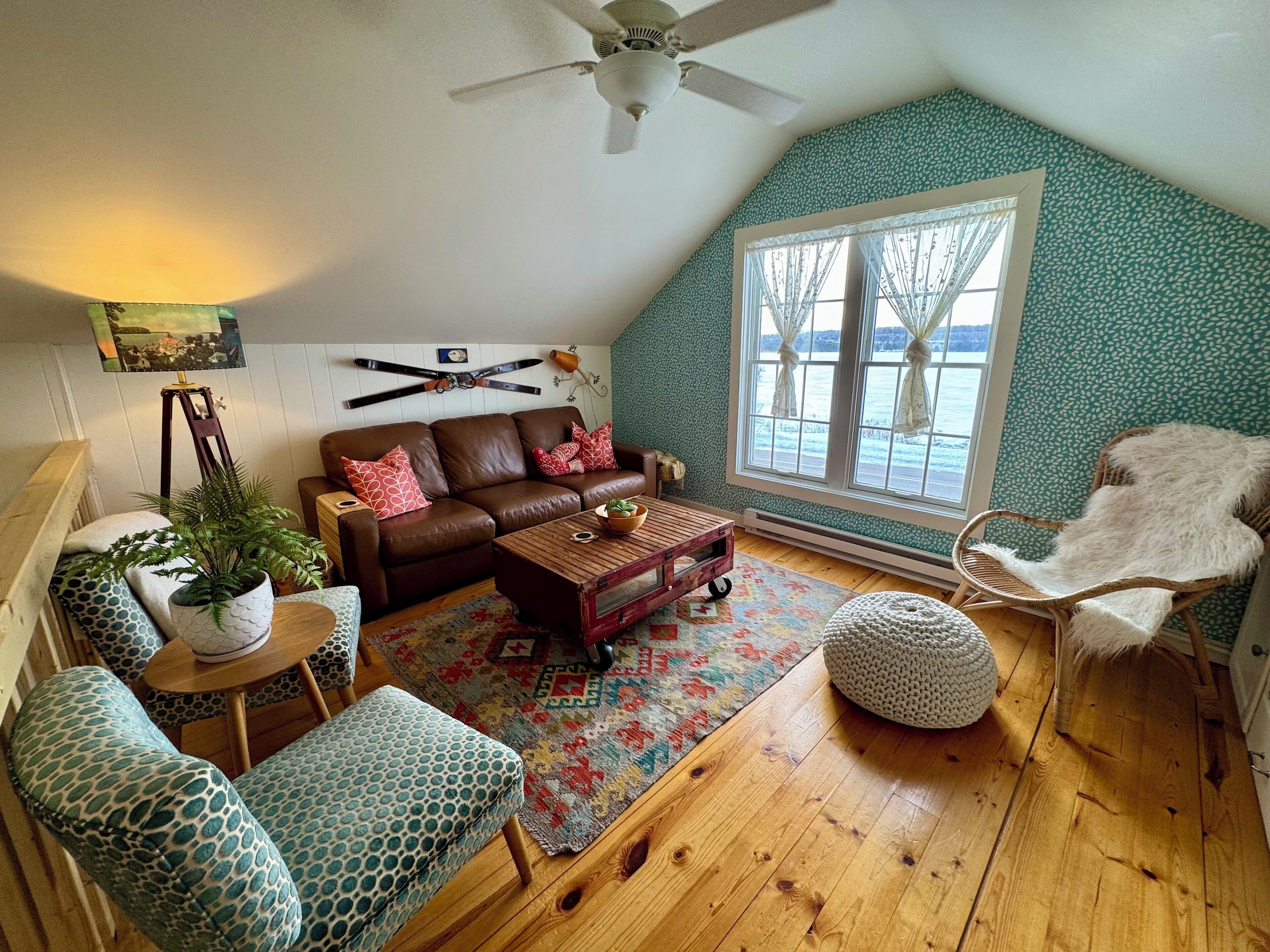 Een smart-tv, boeken en een stereo