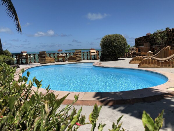 Outdoor pool, pool umbrellas, pool loungers - Coco Villa (Mahebourg)