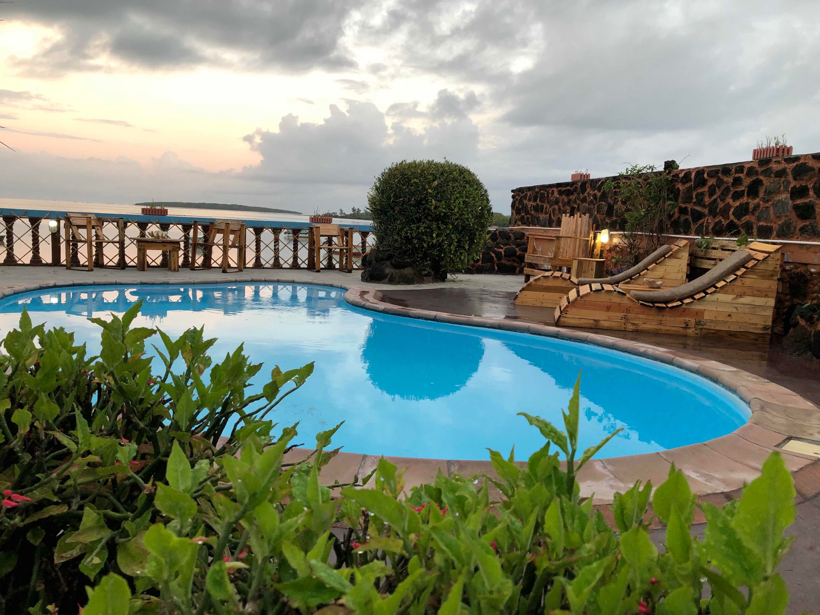 Hồ bơi ngoài trời, dù/ô trên bãi biển/hồ bơi, ghế dài tắm nắng 