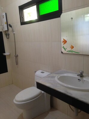 Shower, free toiletries, towels - Tara Resort Nakae Renu (Na Kae)