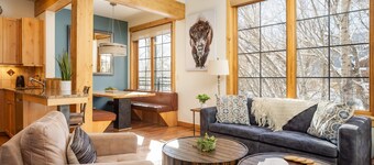 Emplacement privilégié au centre-ville avec un design élégant | Pas de la rivière | Marchez vers tout!