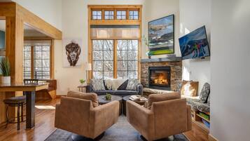 平板电视、壁炉、DVD 播放器