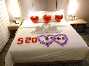 ห้องฮันนีมูนซิงเกิล, เตียงคิงไซส์ 1 เตียง | มินิบาร์, โต๊ะทำงาน, ผ้าม่านกันแสง, เตารีด/โต๊ะรีดผ้า