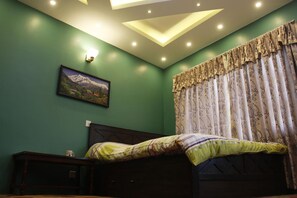 Familien-Doppelzimmer, 2 Schlafzimmer, Hügelblick | Schreibtisch, kostenloses WLAN