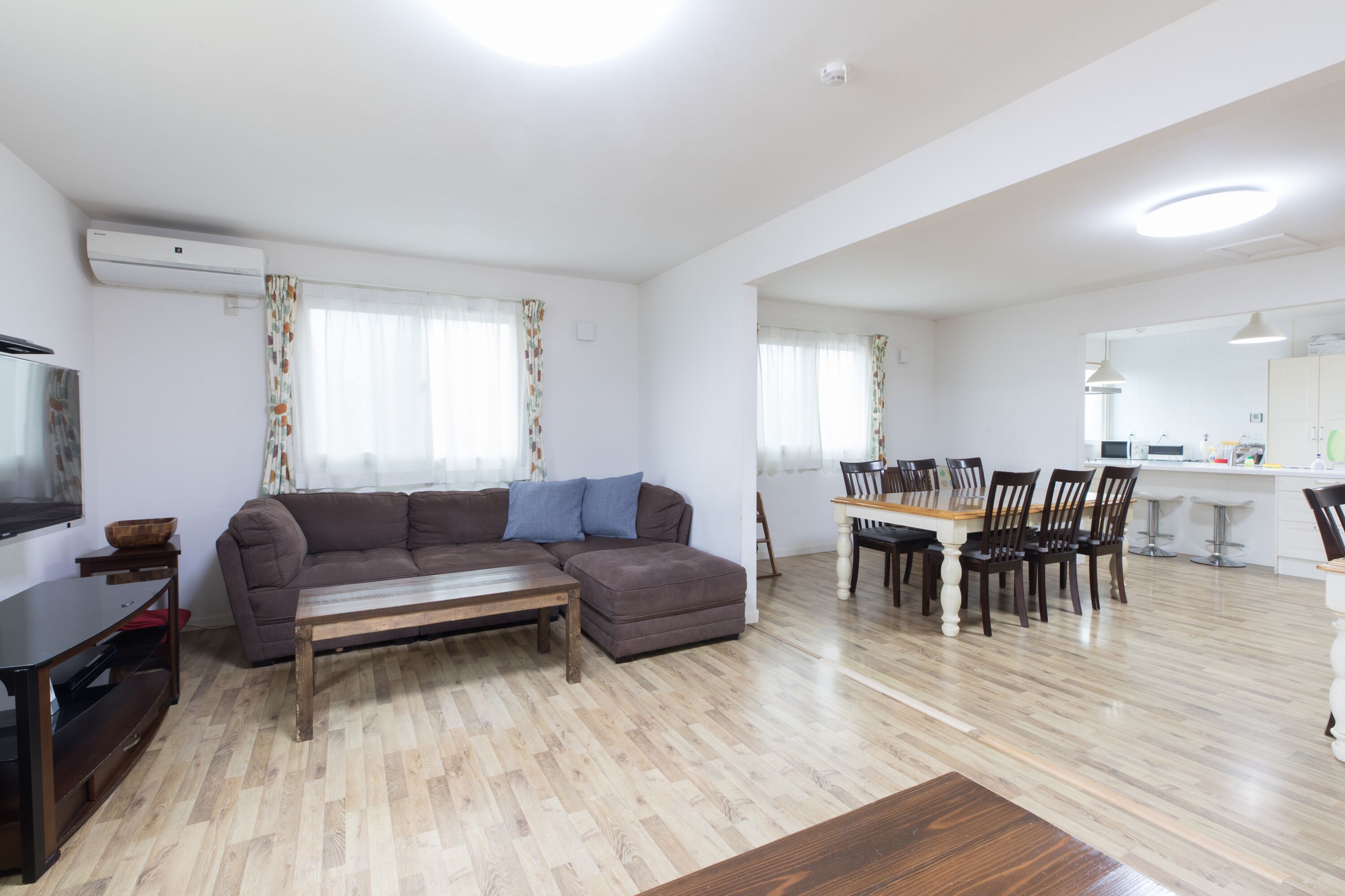 Casa (TEA TREES 2) | Sala de estar | Televisión y consola de videojuegos 