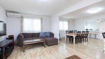 Casa (TEA TREES 2) | Sala de estar | Televisión y consola de videojuegos