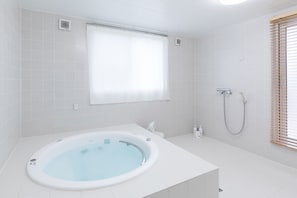 Casa (TEA TREES 2) | Baño | Bañera y ducha independientes y bañera profunda